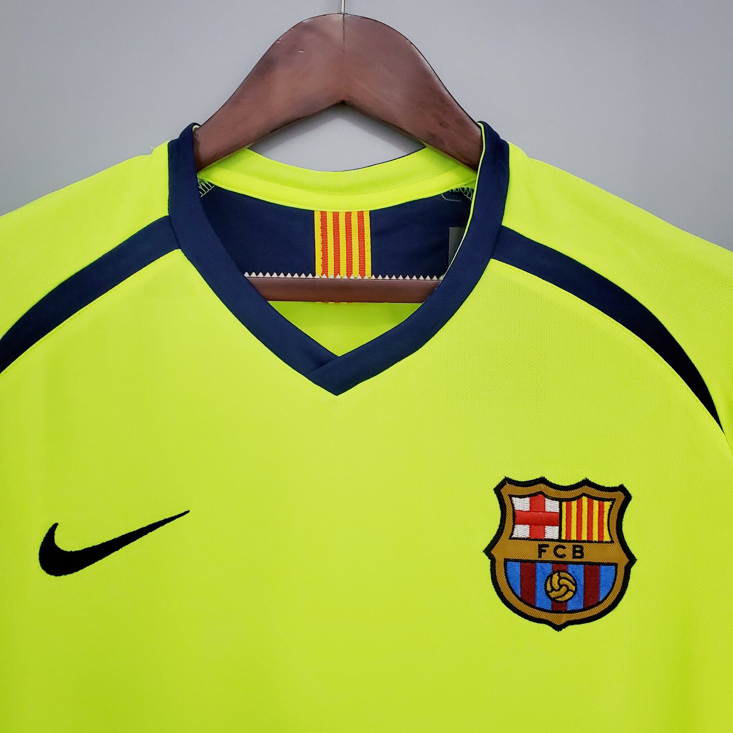 Barcelona 05/06 Away