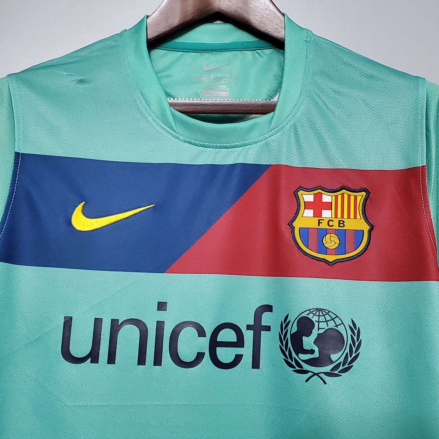 Barcelona 10/11 Away